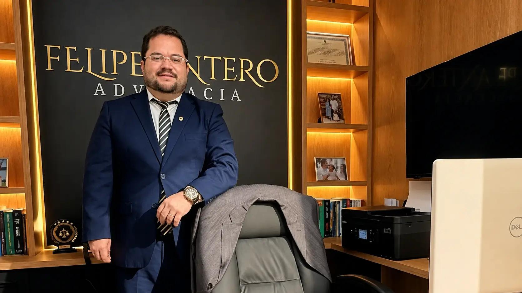 Advogado Felipe Antero em seu escritorio